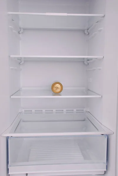 Jeden kovový pivní plechovky uvnitř prázdné čisté chladničky — Stock fotografie