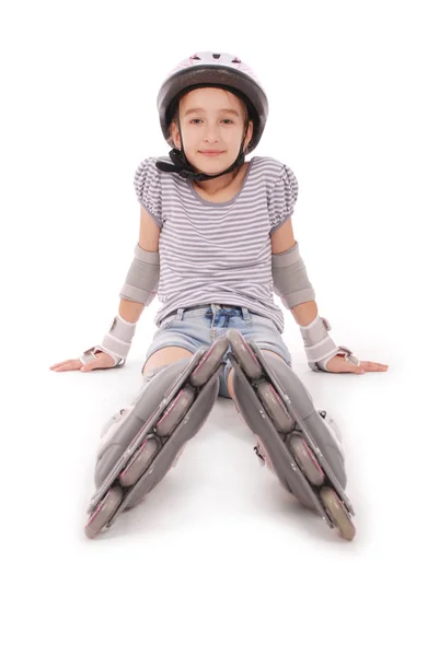 롤러 스케이트와 보호 장비 휴식 행복 한 어린 소녀. — 스톡 사진