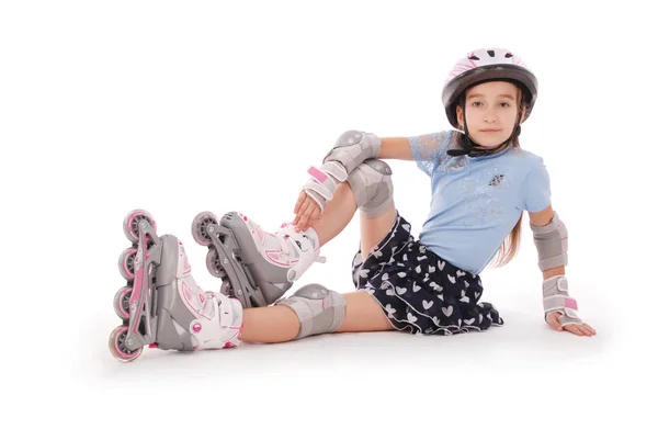 Ragazzina felice con pattini a rotelle e attrezzatura protettiva a riposo . — Foto Stock
