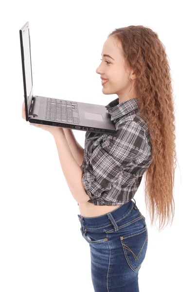 Junges Mädchen steht und benutzt einen Laptop — Stockfoto