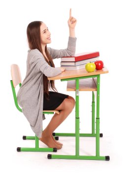 Genç liseli kız el yükselterek soru sormak