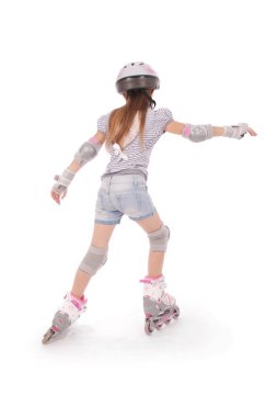 Tekerlekli paten üzerinde küçük güzel kız