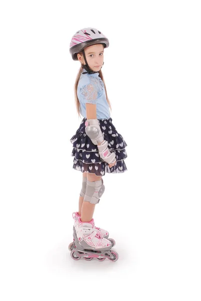 Kleines hübsches Mädchen auf Rollschuhen — Stockfoto