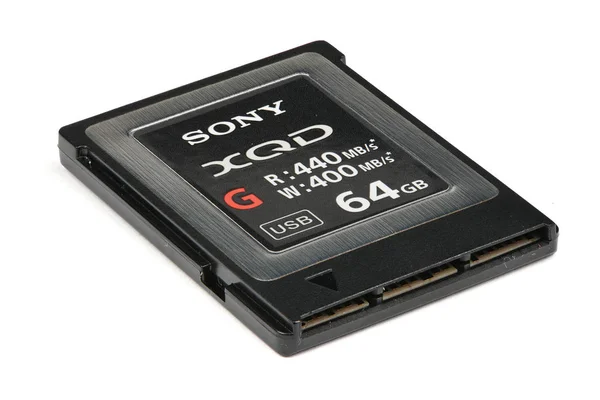 Vinnitsa, Ucrania - 9 de noviembre de 2019: Modern professional Sony 64 GB XQD Memory Card G Series 400MB / s Memory Card features 64GB Storage Capacity, capacity ready to be used in Nikon D850 — Foto de Stock