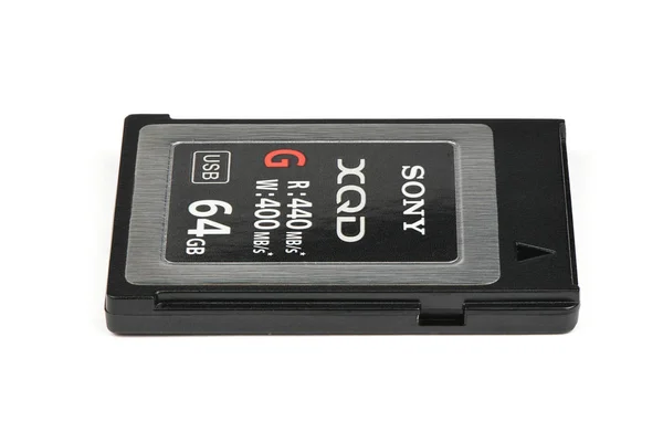 Vinnitsa, Ucrania - 9 de noviembre de 2019: Modern professional Sony 64 GB XQD Memory Card G Series 400MB / s Memory Card features 64GB Storage Capacity, capacity ready to be used in Nikon D850 — Foto de Stock