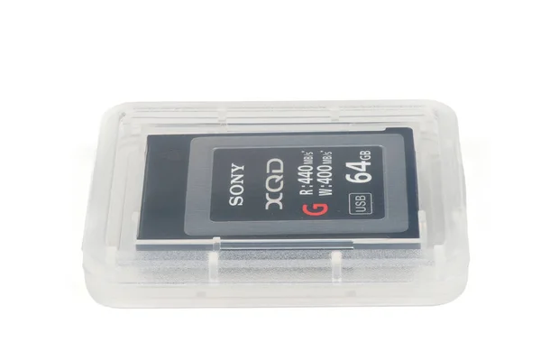 Vinnitsa, Ucrânia - 9 de novembro de 2019: Modern professional Sony 64 GB XQD Memory Card G Series 400MB / s Características do cartão de memória 64GB Capacidade de armazenamento, capacidade pronta para ser usada em Nikon D850 — Fotografia de Stock