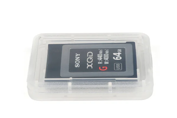 Vinnitsa, Ucrania - 9 de noviembre de 2019: Modern professional Sony 64 GB XQD Memory Card G Series 400MB / s Memory Card features 64GB Storage Capacity, capacity ready to be used in Nikon D850 — Foto de Stock