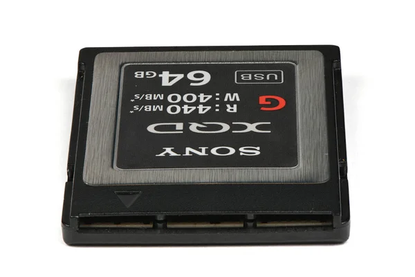 Vinnitsa, Ucrania - 9 de noviembre de 2019: Modern professional Sony 64 GB XQD Memory Card G Series 400MB / s Memory Card features 64GB Storage Capacity, capacity ready to be used in Nikon D850 —  Fotos de Stock