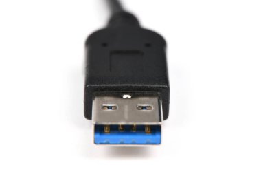 Gülümsüyor Usb soyutlaması. Usb kablosunu kapat. Seçici odak. 