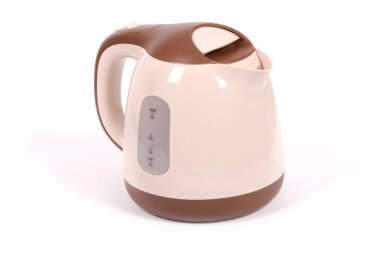 Elektrikli su ısıtıcısı, beyaz üzerine izole edilmiş. Şık modern bej ve kahverengi. 