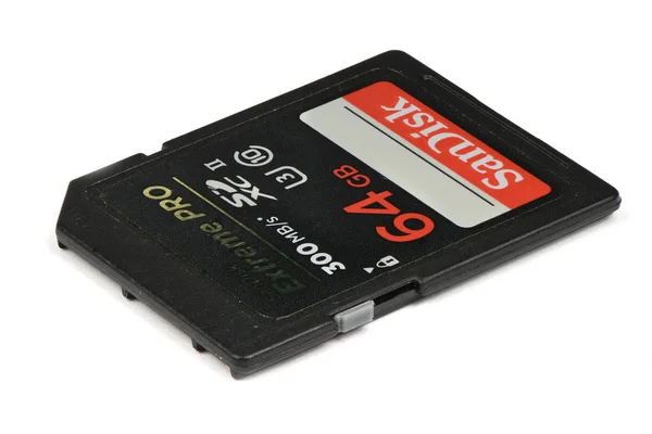 Vinnitsa, Ucrânia - 9 de novembro de 2019: Modern professional Sony 64 GB XQD Memory Card G Series 400MB / s Características do cartão de memória 64GB Capacidade de armazenamento, capacidade pronta para ser usada em Nikon D850 — Fotografia de Stock