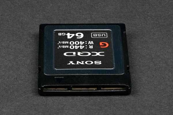 Vinnitsa, Ucrania - 9 de noviembre de 2019: Modern professional Sony 64 GB XQD Memory Card G Series 400MB / s Memory Card features 64GB Storage Capacity, capacity ready to be used in Nikon D850 — Foto de Stock