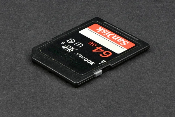 Winnica, Ukraina - 9 listopada 2019: Nowoczesny profesjonalny Sony 64 Gb Xqd Karta pamięci G Series 400mb / s Cechy karty pamięci 64gb Pojemność pamięci, pojemność gotowy do użycia w Nikon D850 — Zdjęcie stockowe