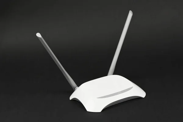 White WI-FI router with two antennas (Clipping path) — Stock Photo, Image