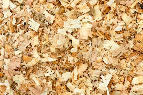 Una capa recién colocada de grandes virutas de madera de corteza de jardín. Los chips de madera utilizados como superficie blanda segura en un parque de juegos para niños, vista superior hacia abajo . — Foto de Stock