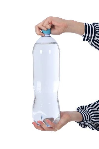 Handen met een fles mineraalwater. — Stockfoto