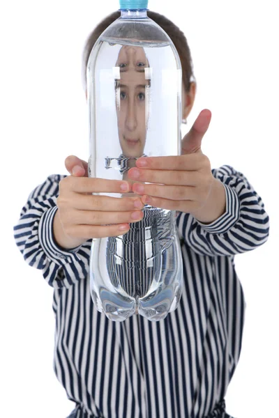 Retrato de menina feliz com água de garrafa de plástico — Fotografia de Stock