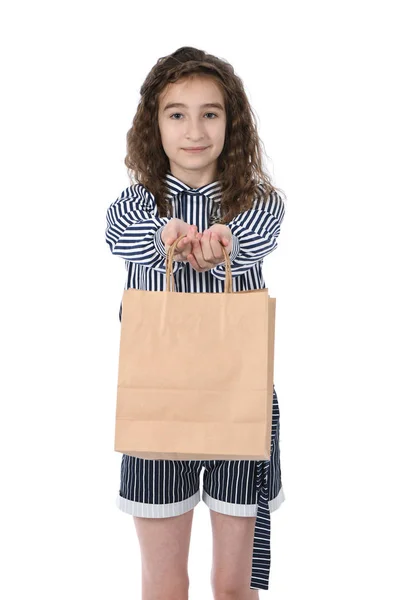 Dítě s balíčkem izolovaným na bílém — Stock fotografie