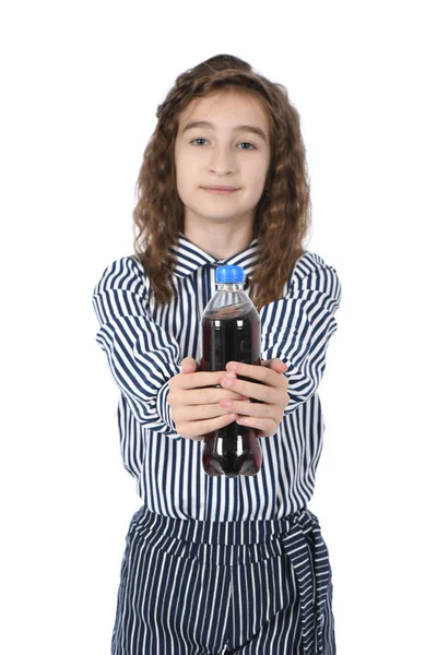 Bambino che beve Cola dalla bottiglia . — Foto Stock