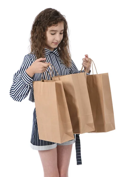 Bambino con un pacchetto isolato su bianco — Foto Stock