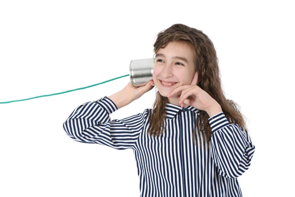 Jovem chamada menina por lata pode telefone isolado no branco — Fotografia de Stock