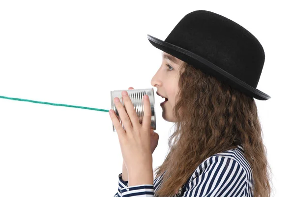 Gadis muda panggilan dengan timah dapat telepon terisolasi pada putih — Stok Foto