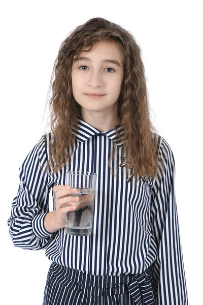 Schönes junges Mädchen mit einem Glas sauberen Mineralwassers in der Hand — Stockfoto