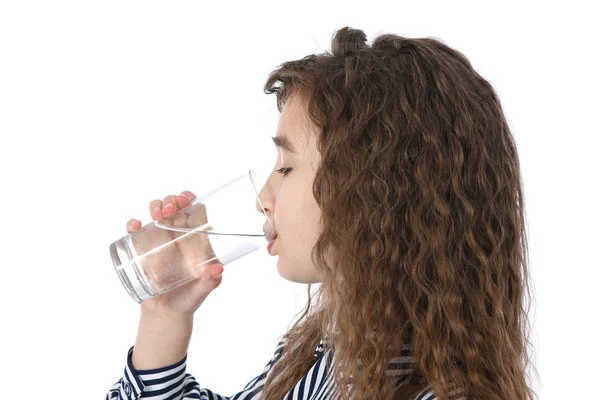 Retrato de uma menina bebendo água mineral — Fotografia de Stock