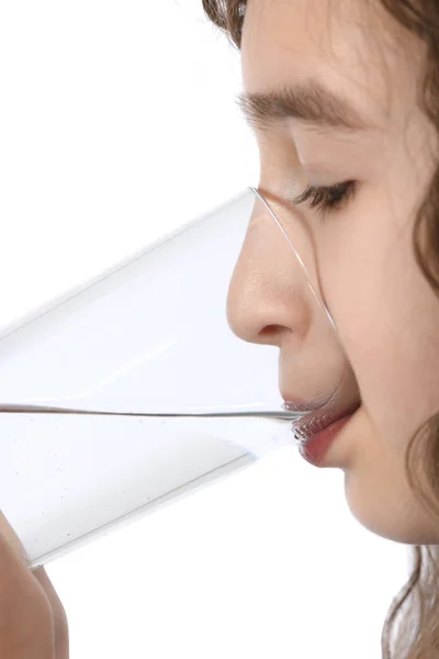 Retrato de una niña bebiendo agua mineral — Foto de Stock
