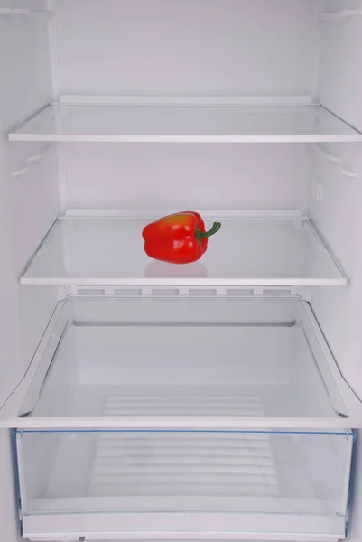 오픈 빈 냉장고에 한 고추. — 스톡 사진