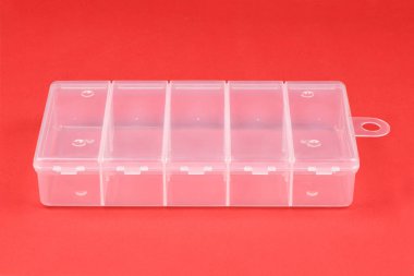 Gıda plastik kutu kırmızı izole.  