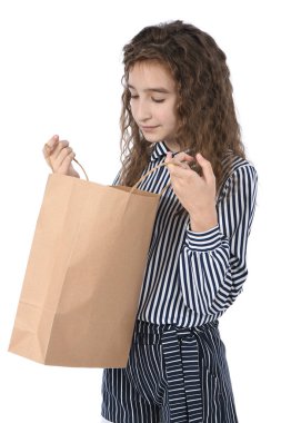 Paketi beyaza ayrılmış bir çocuk