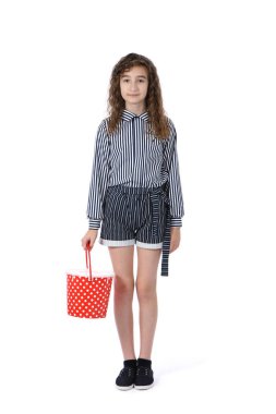 Elinde kırmızı plastik puantiye kovası tutan kız.