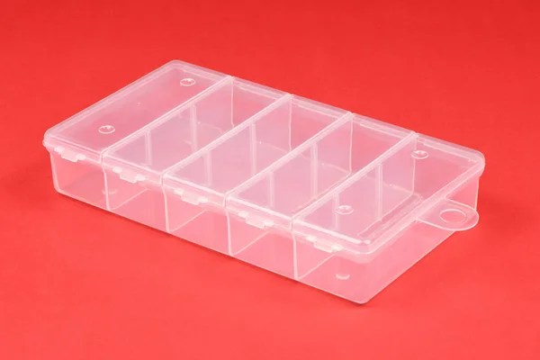 Caja de plástico para alimentos aislada en rojo . —  Fotos de Stock