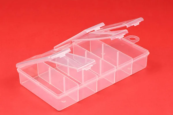 Caja de plástico para alimentos aislada en rojo . —  Fotos de Stock