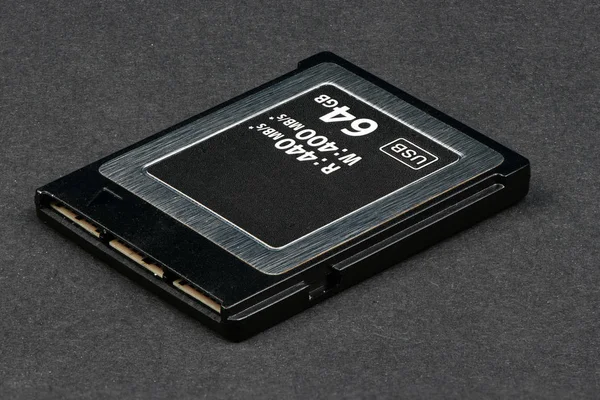 A modern szakmai memóriakártya 64gb tárolókapacitással rendelkezik — Stock Fotó
