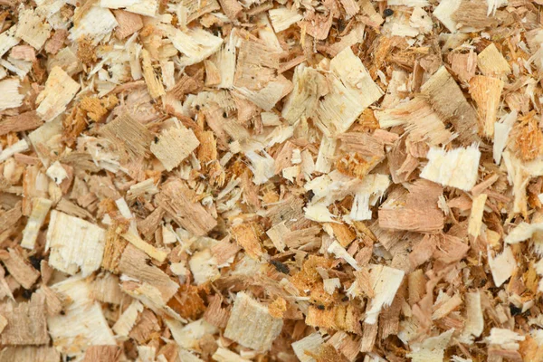 Una capa recién colocada de grandes virutas de madera de corteza de jardín. Los chips de madera utilizados como superficie blanda segura en un parque de juegos para niños, vista superior hacia abajo . — Foto de Stock
