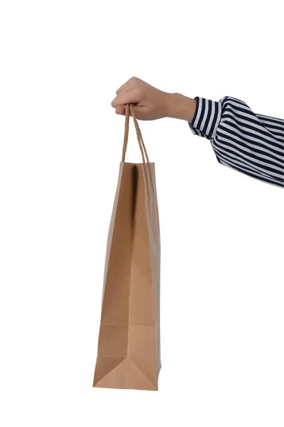 Criança mão segurando sacos de compras de papel isolado no branco — Fotografia de Stock