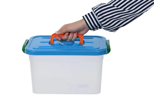 Barnets hand håller plastbehållare isolerad på vitt — Stockfoto