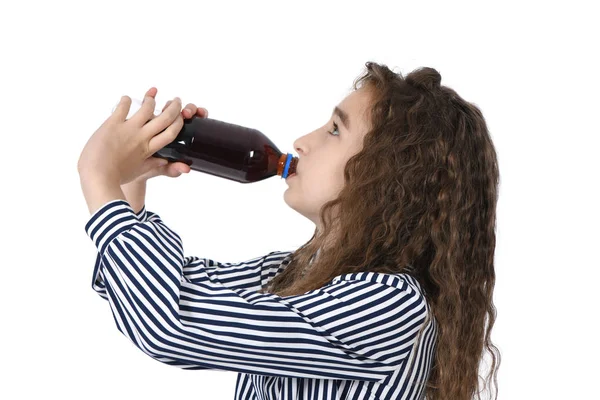 Ребенок пьет колу из бутылки . — стоковое фото