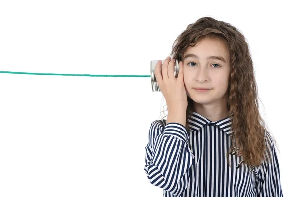 Jovem chamada menina por lata pode telefone isolado no branco — Fotografia de Stock