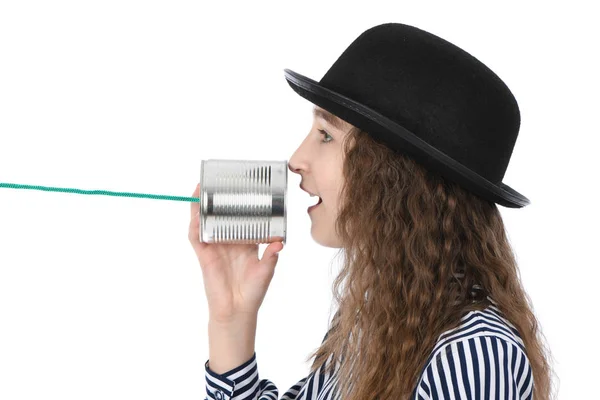 Junges Mädchen Anruf von Blechdose Telefon isoliert auf weiß — Stockfoto