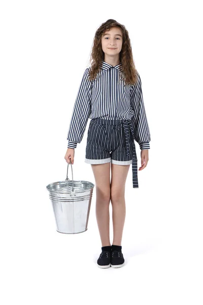 Menina segurando balde de metal — Fotografia de Stock
