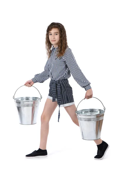 Menina segurando dois baldes de metal — Fotografia de Stock