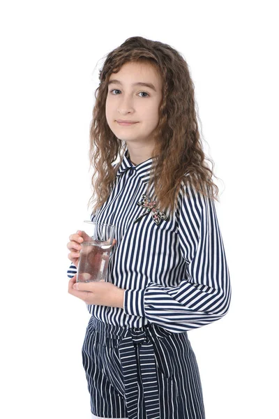 Menina bonita segurando um copo de água mineral limpa em sua mão — Fotografia de Stock