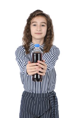 Şişeden kola içen çocuk.