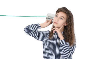 Beyaz teneke telefondan izole edilmiş genç kız arıyor.