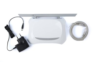 Beyaz Wi-Fi router ile iki anten (kırpma yolu)