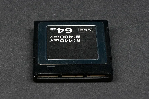 Tarjeta de memoria profesional moderna cuenta con capacidad de almacenamiento de 64 GB — Foto de Stock