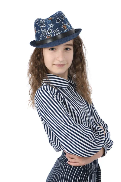 Retrato de uma menina de chapéu sobre branco . — Fotografia de Stock